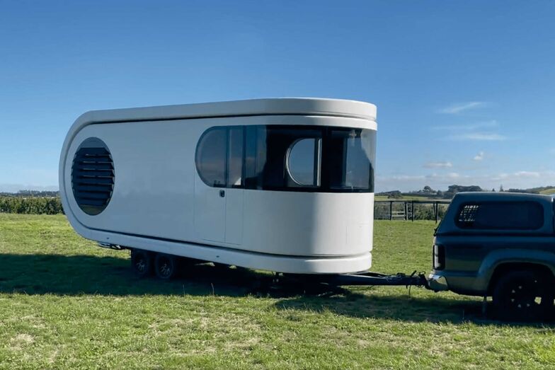 Le Romotow T8 mesure 9,30 mètres de long et 2,45 mètres de large, pour un poids de 3,4 tonnes en ordre de marche.