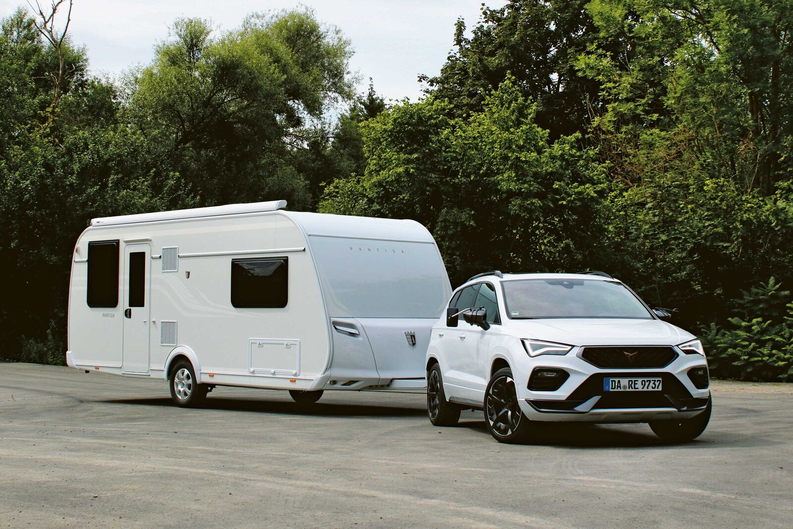 Globalement, la caravane Pantiga 550 E présente un design contemporain, l’arrière marquant encore plus les esprits avec ses éléments d’éclairage spécialement conçus pour Tabbert avec graphisme nocturne à LED.