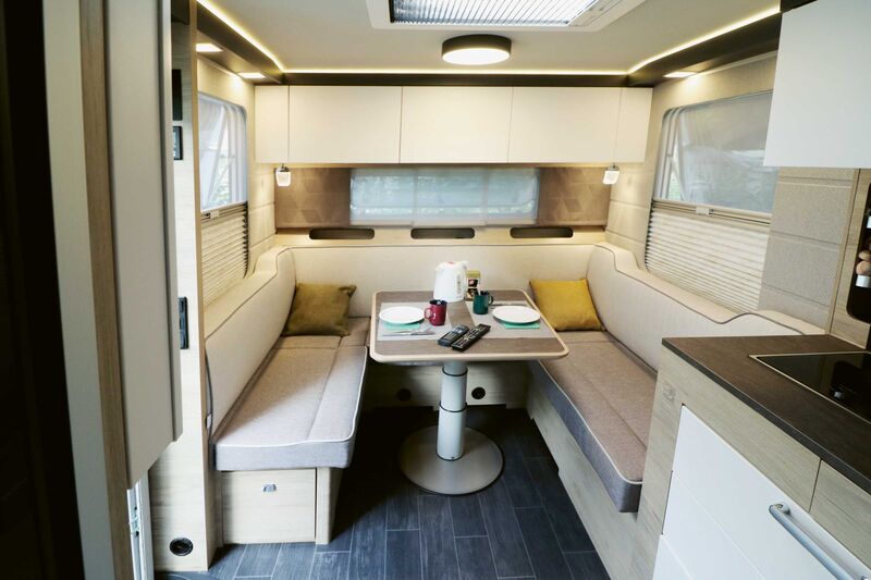 L’intérieur stylisé avec des détails raffinés et les grandes fenêtres du salon attirent immédiatement l’attention.