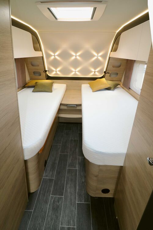 Parfaitement conçue, la chambre séduit d’emblée avec ses lits jumeaux confortables et son éclairage affirmé.