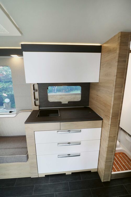 La cuisine compacte séduit aussi visuellement et offre un espace de rangement correct ainsi qu’un équipement complet.