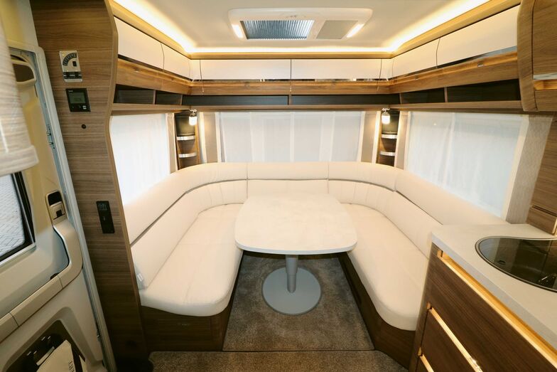 L’élégant intérieur avec éléments de mobilier sombres et clairs et les nombreux éclairages créent d’emblée une ambiance agréable.