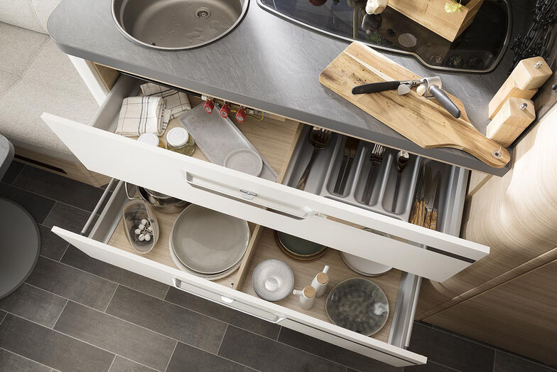 L’esthétique des meubles est elle aussi remarquable: formes droites, angles arrondis, lignes argent.