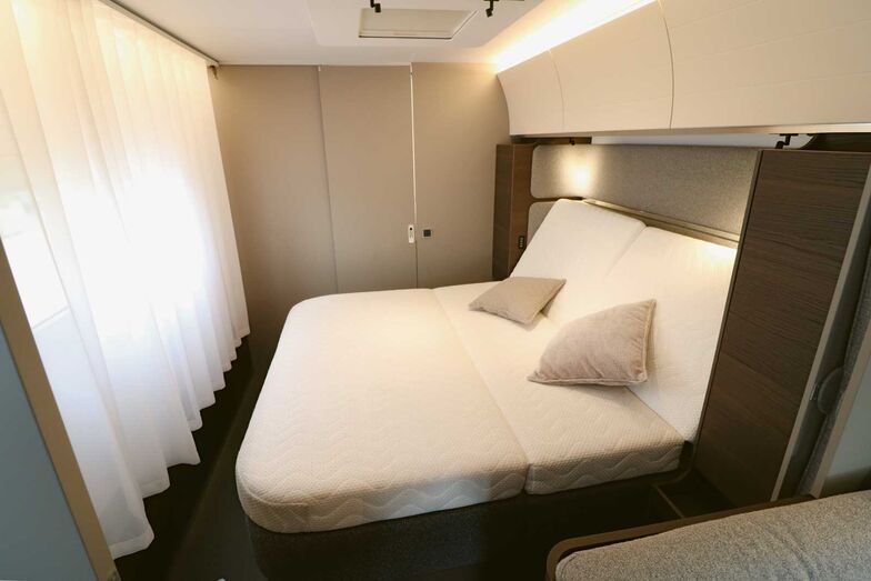 La chaleureuse chambre dotée de matelas confortables séduit d’emblée et peut également être utilisée pour se détendre pendant la journée grâce à la tête relevable.