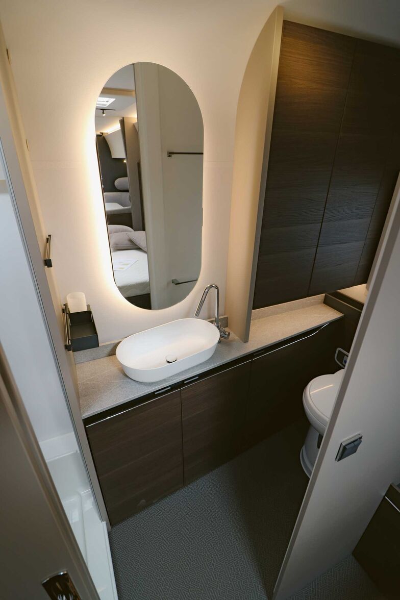 Fonctionnel, l’espace sanitaire occupant toute la largeur du véhicule offre une excellente liberté de mouvement.