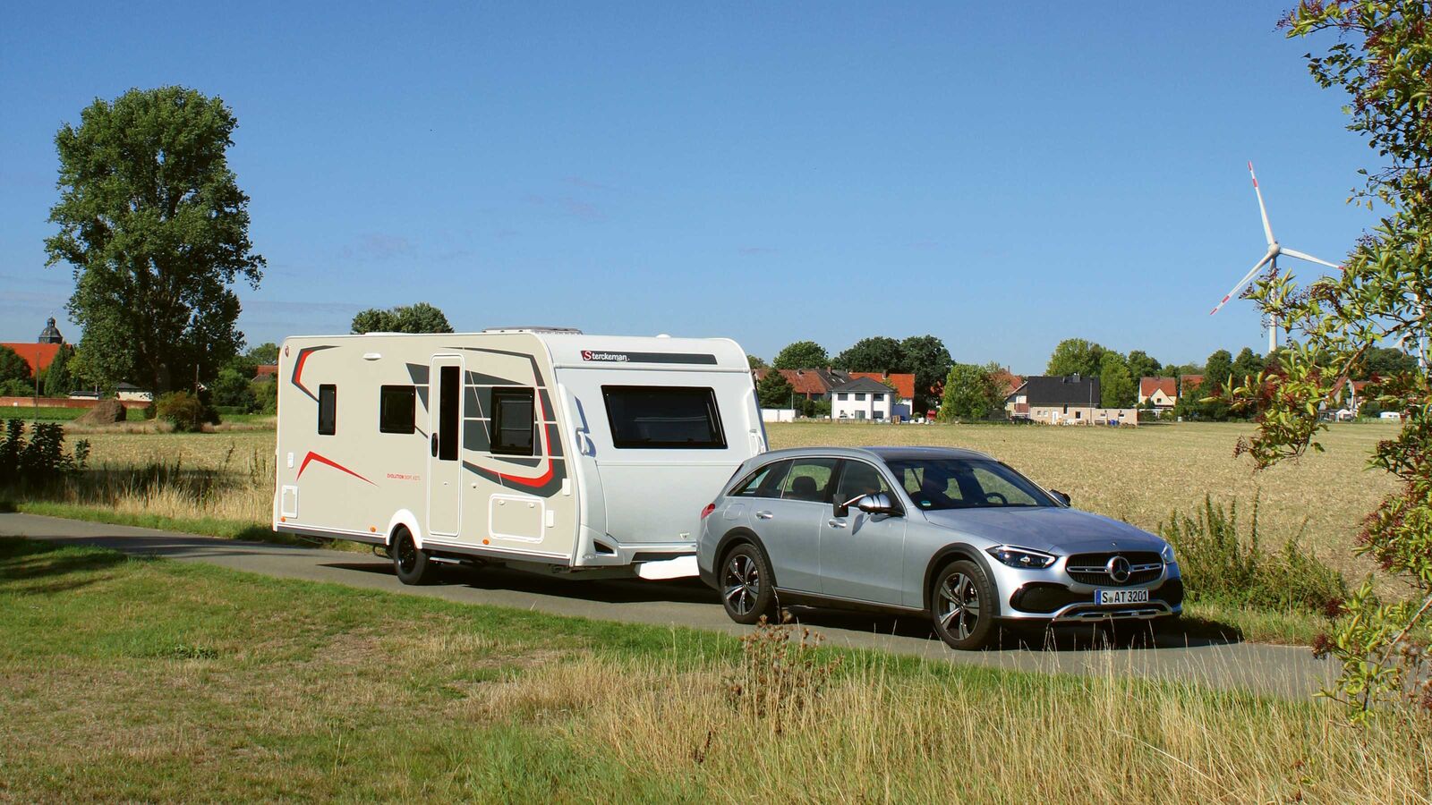 L’habillage en GFK sur tout le pourtour et les parois latérales colorées avec des éléments de design offrent à ce modèle une allure haut de gamme.