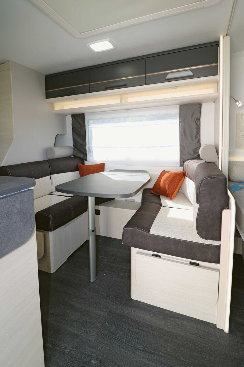 La dînette avec sièges rembourrés moulés en biais séduit tout autant que l’intérieur moderne avec éléments clairs et sombres.