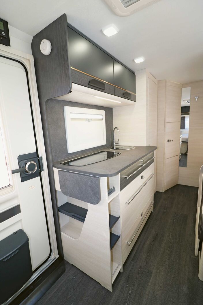 Cuisine familiale avec de nombreux plans de travail et espaces de rangement et un équipement complet.