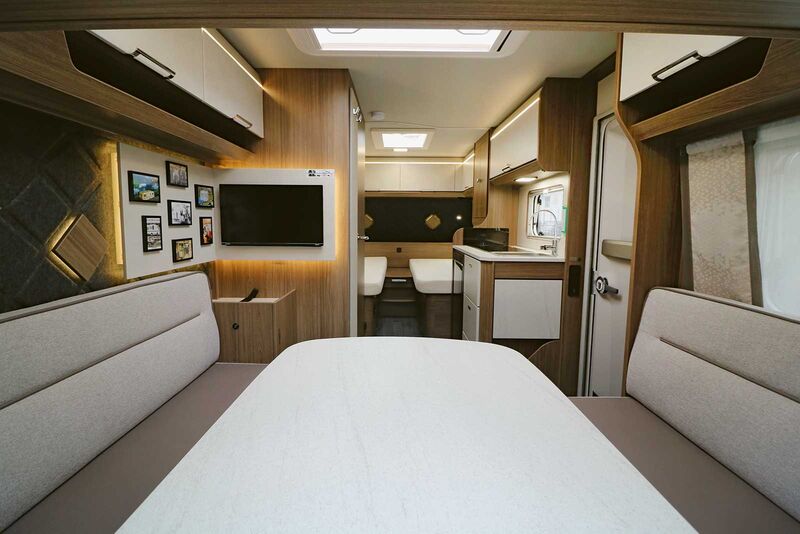 La vue de l’arrière vers l’avant révèle l’organisation fonctionnelle et l’intérieur chaleureux du Cazadora 460 E.