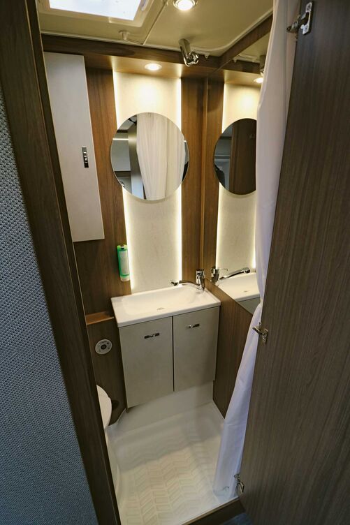 Les miroirs rond et latéral ont l’avantage d’agrandir la pièce visuellement.