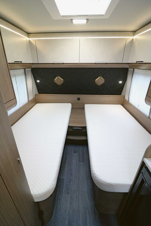 La chambre avant séduit par son esthétique ainsi que par ses confortables matelas en mousse haute densité placés sur un sommier à lattes en bois, qui garantissent un sommeil réparateur.