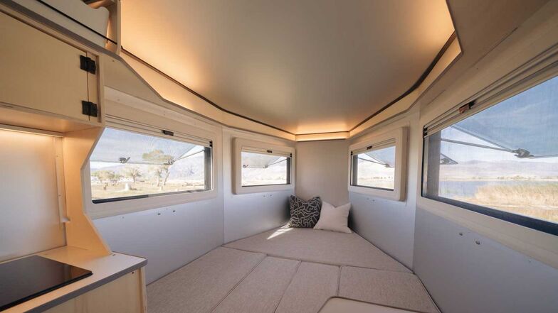 L'arrière est aérodynamique.