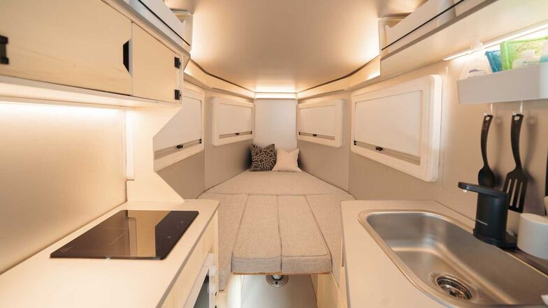 Le lit principal mesure environ 147 x 203 cm et peut accueillir deux personnes.