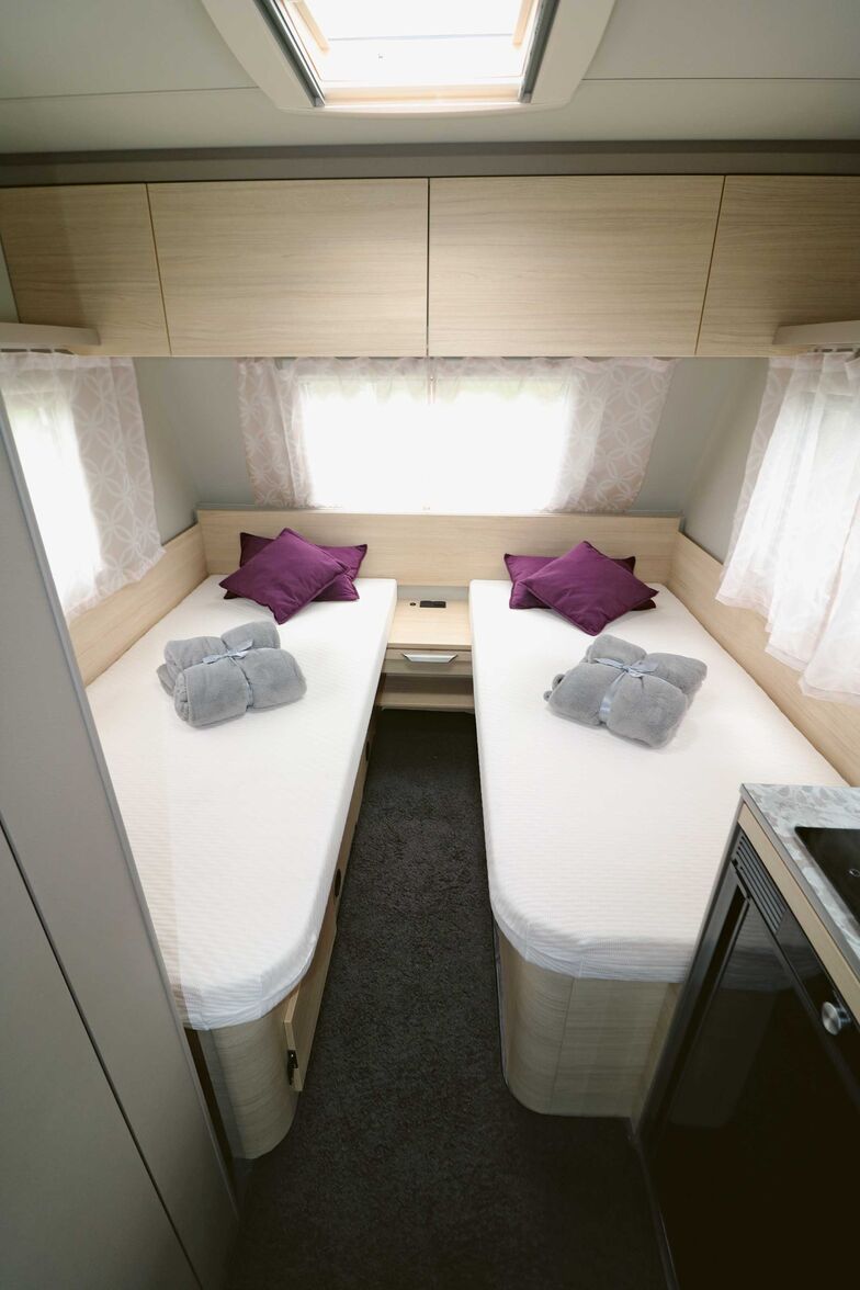 Un espace nuit bien conçu, avec néanmoins une armoire suspendue avançant presque jusqu’au centre.