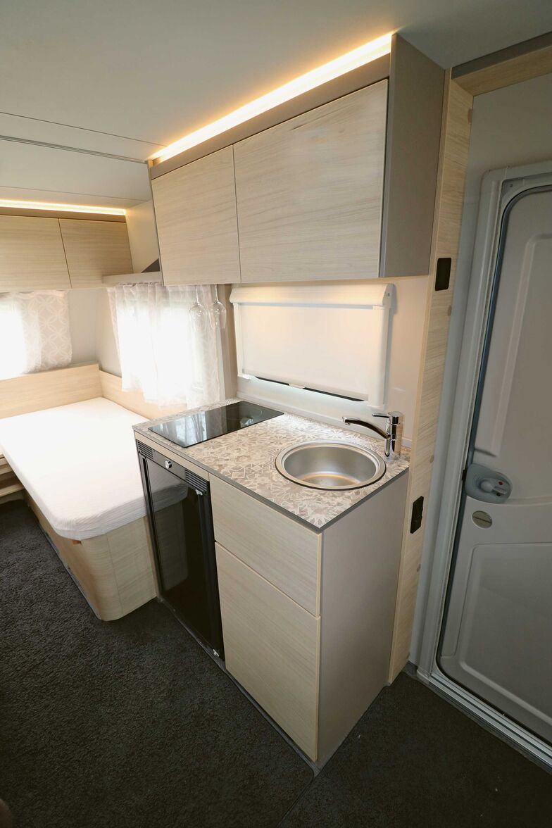 La cuisine compacte dotée d’un réfrigérateur à compresseur 83 litres dispose de tout l’essentiel et plaît aussi visuellement.