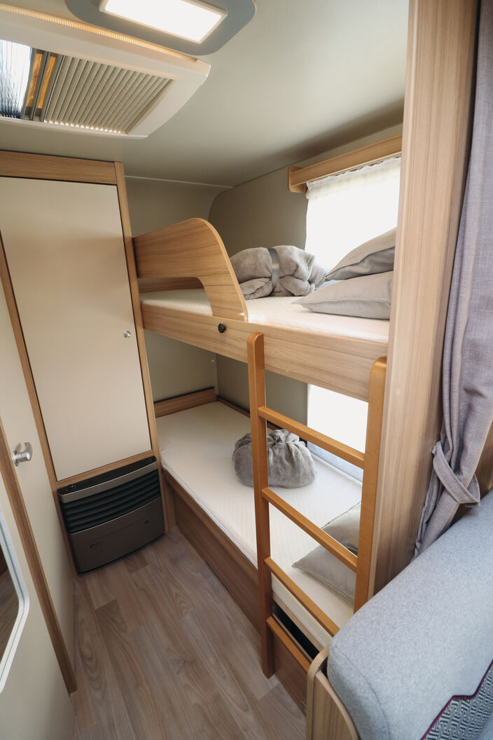 La chambre des enfants dispose de grands couchages, de matelas en mousse haute densité posés sur des sommiers à lattes en bois et de fenêtres basculantes latérales.