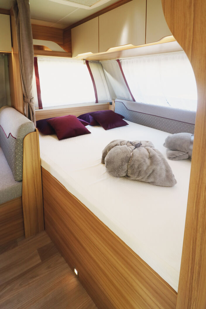 Lit double transversal à l’avant avec couchage suffisamment grand et hauteur facile d’accès.