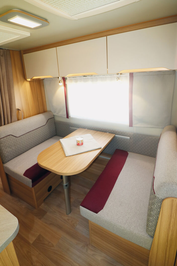 Le mobilier moderne associé aux coloris des meubles rembourrés créent une atmosphère agréable.