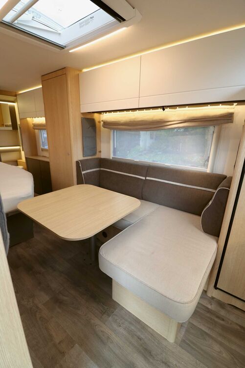 L’intérieur d’inspiration japandi combine l’essentiel des designs japonais et scandinaves et apporte beaucoup de bien-être avec les couleurs assorties des rideaux et des coussins.