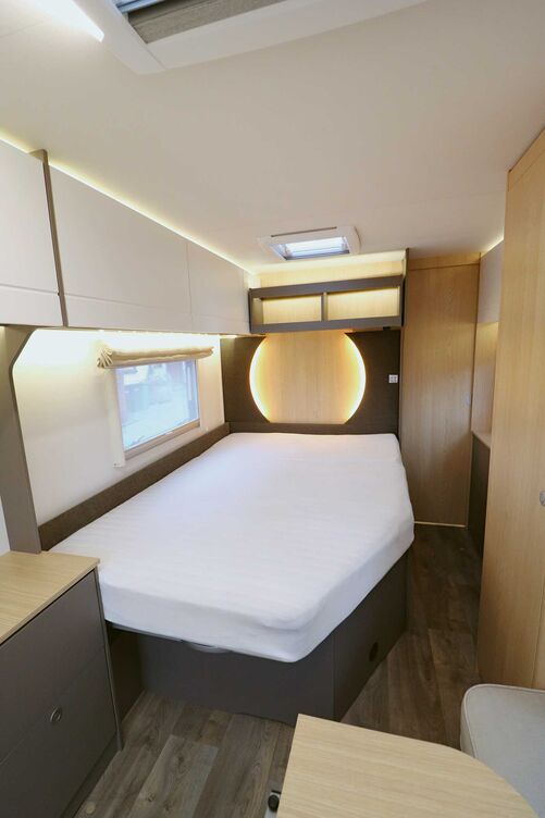 La partie nuit au centre avec le soleil levant et le lit coulissant séduit avec un matelas en mousse viscoélastique confortable posé sur des ressorts multi-soutien.