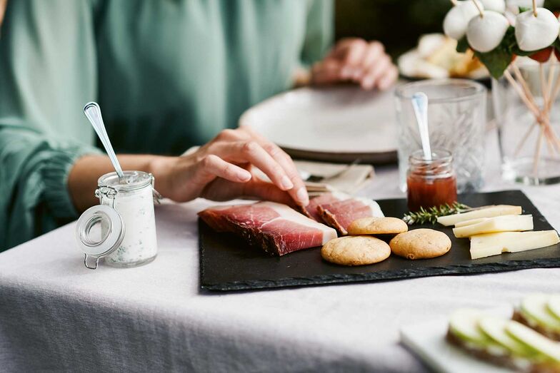 Le casse-croûte typique, avec du lard et du fromage, fait partie des spécialités du Tyrol du Sud.