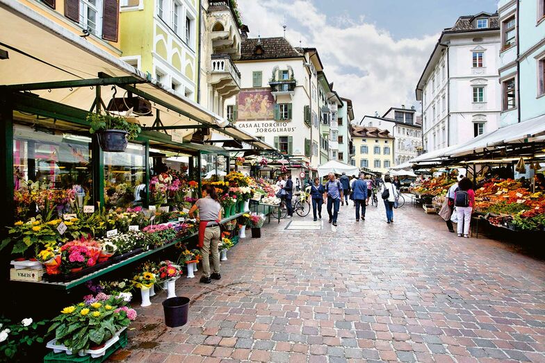 Dans la vallée, on randonne à travers des vergers et des vignobles ou l’on flâne dans les centres urbains du Tyrol du Sud.
