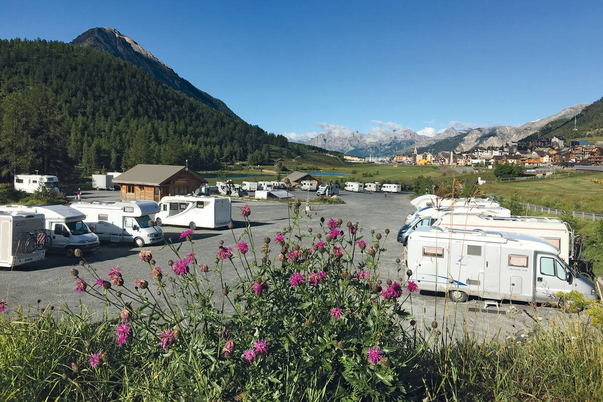 L’aire de Montgenèvre a un emplacement idyllique en bordure de village et offre de la place à des centaines de véhicules.