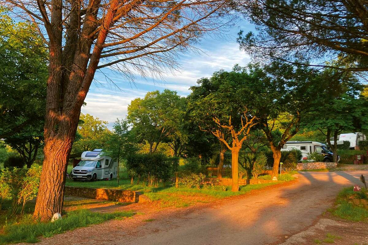 Nicht weit vom Stadttreiben Nizzas entfernt, bieten sich zahlreiche, schön gelegene Campingplätze für eine ruhige Nacht an.