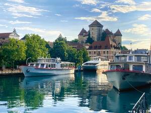 Annecy bietet sich als optimalen, sehenswerten Zwischenstopp an.