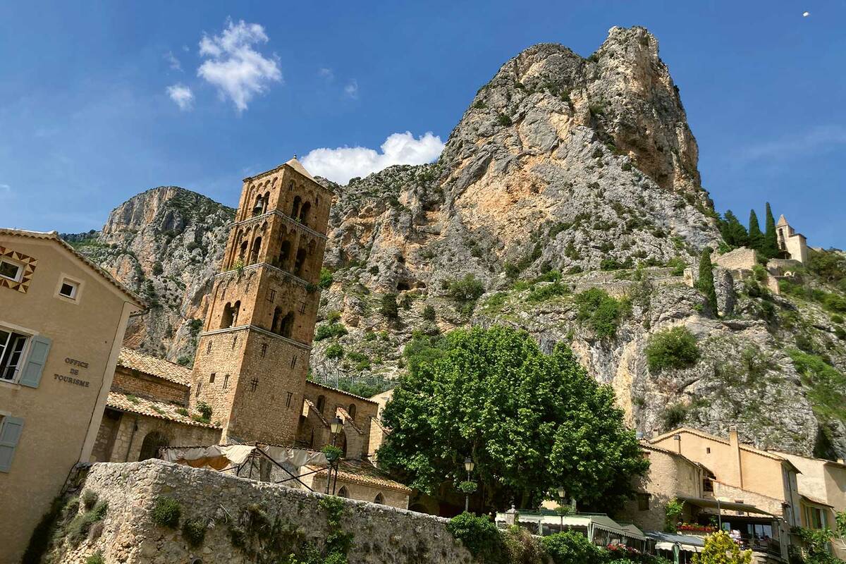 Das kleine Moustiers-Ste-Marie schmiegt sich an die steilen Felswände.