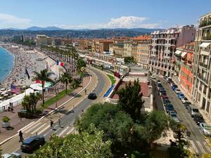 À Nice, dès le début de l’été, l’animation règne dans les ruelles de la vieille ville et sur les plages.