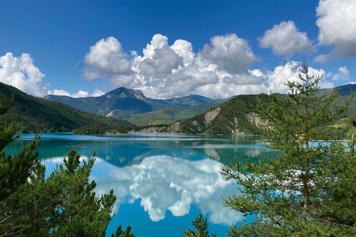 Au lac de Castillon, né du barrage du Verdon.