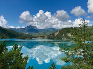 Au lac de Castillon, né du barrage du Verdon.