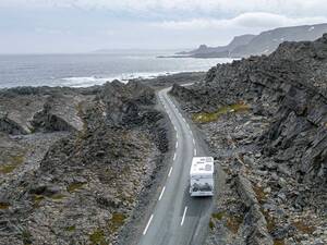 Der auf weite Distanz nur drei Meter breite Fylkesvei 341 (Fv341) führt als Verlängerung der E75 von Vardø nach Hamningberg und ist Teil der Nationalen Touristenstrasse.