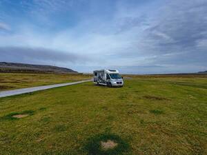 Für die Übernachtung auf dem Stellplatz bei Hamningberg bezahlt man einen freiwilligen Beitrag.