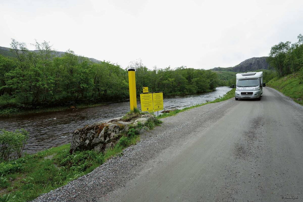 Gelbe Pfosten auf der norwegischen und rot-grüne Pfosten auf der russischen Seite machen die Grenze sichtbar.