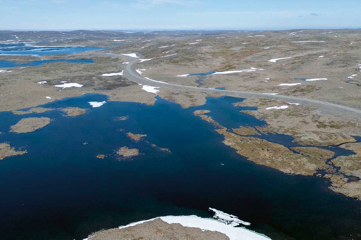 Un paysage aride caractérise les presque 70 kilomètres que nous parcourons sur la route nationale touristique RV 889, en direction de Havøysund.