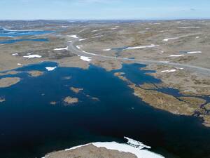 Un paysage aride caractérise les presque 70 kilomètres que nous parcourons sur la route nationale touristique RV 889, en direction de Havøysund.