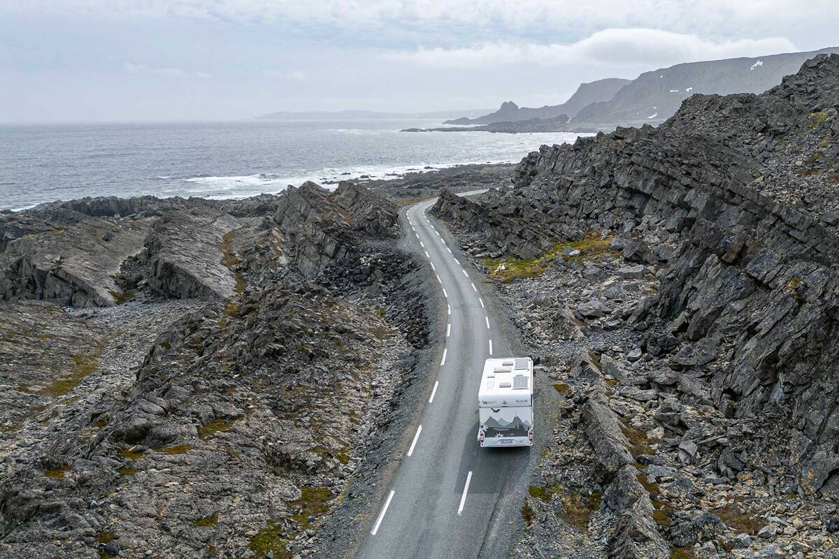La Fylkesvei 341 (Fv341), une route qui ne fait pas plus de trois mètres de large sur une longue distance, est un prolongement de la E75 entre Vardø et Hamningberg et forme une portion de la route nationale touristique.