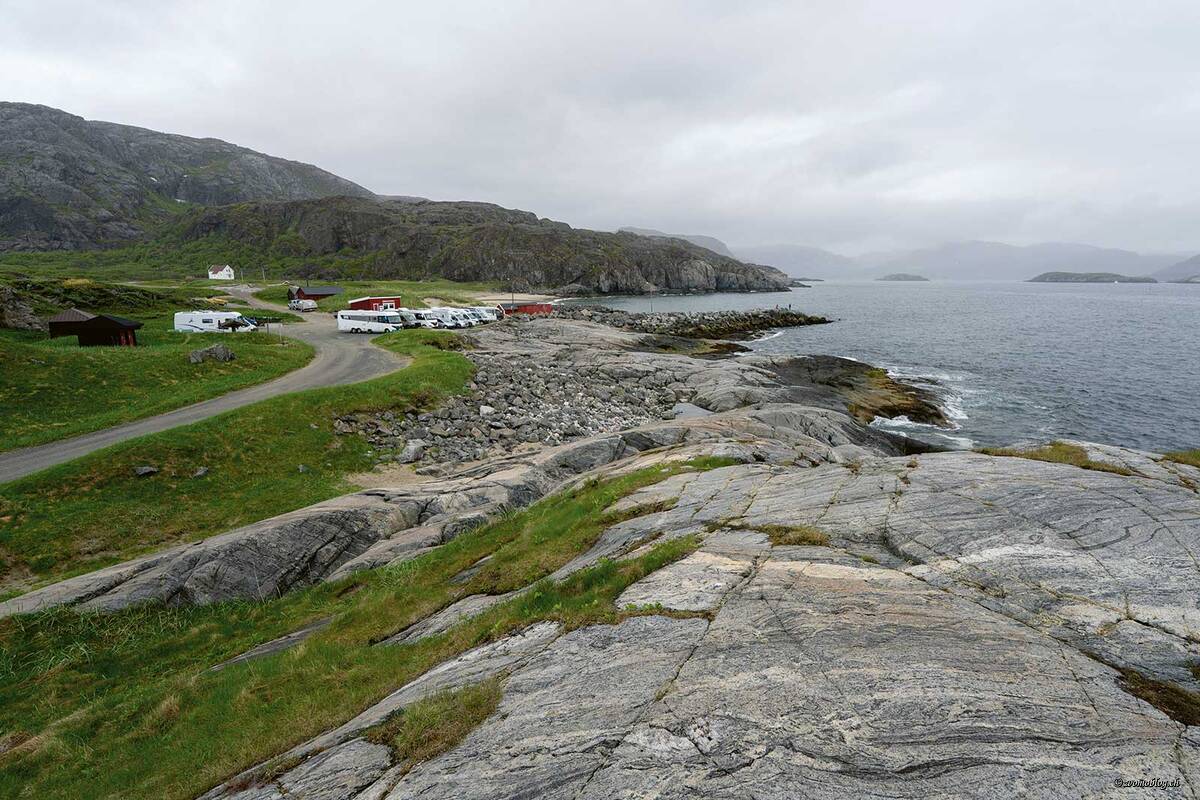Grense Jakobselv est une commune située à l’embouchure de la rivière Jakobselva dans la mer de Barents, à la frontière avec la Russie. Hormis la chapelle du roi Oscar II, plus que quelques bâtiments sont encore debout, dont l’ancien presbytère.