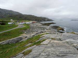 Grense Jakobselv est une commune située à l’embouchure de la rivière Jakobselva dans la mer de Barents, à la frontière avec la Russie. Hormis la chapelle du roi Oscar II, plus que quelques bâtiments sont encore debout, dont l’ancien presbytère.