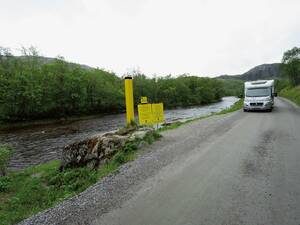 Les frontières sont marquées par des poteaux jaunes côté norvégien et des poteaux rouges et verts côté russe.