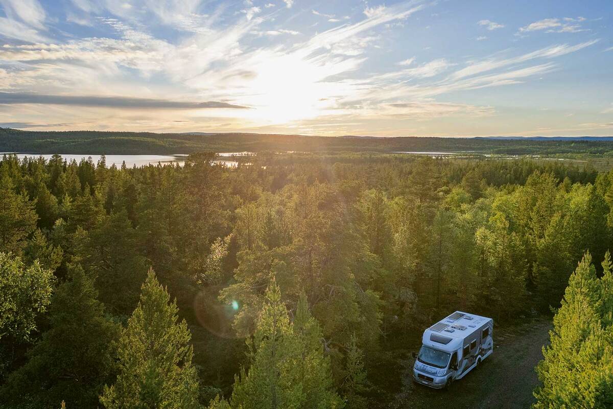 Après cette pesante ambiance à la frontière russo-norvégienne, nous sommes heureux de nous éloigner et de continuer le voyage dans un climat plus serein en passant par la Finlande.
