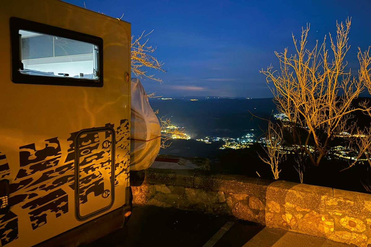 Wir geniessen den Stellplatz mit Aussicht beim Monastir Montserrat.