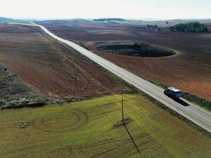 Das Gefühl, ganz alleine auf der Welt zu sein, kann bei der Fahrt durch dünn besiedelte Landschaft in Aragonien aufkommen.