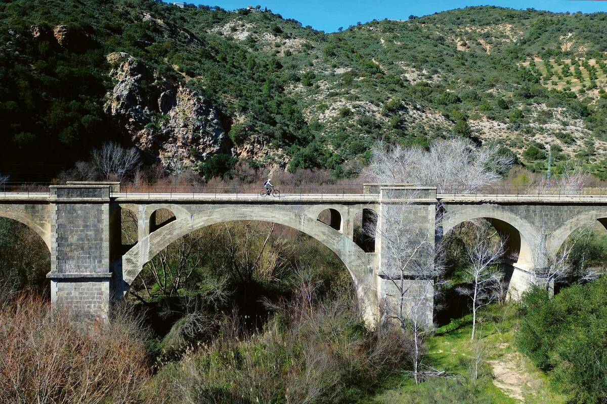 Via Verdes sind stillgelegte und für Fussgänger und Velofahrer nutzbare Eisenbahnlinien, die es in Spanien im ganzen Land gibt. Diese wurden nach dem Bau in den Dreissigerjahren des letzten Jahrhunderts gar nie in Betrieb genommen.