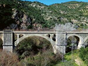 Via Verdes sind stillgelegte und für Fussgänger und Velofahrer nutzbare Eisenbahnlinien, die es in Spanien im ganzen Land gibt. Diese wurden nach dem Bau in den Dreissigerjahren des letzten Jahrhunderts gar nie in Betrieb genommen.