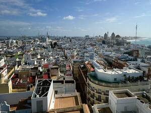 Cadiz bietet strahlend weisse Sandstrände, wunderschöne andalusische Gebäude und eine bewundernswerte Altstadt.