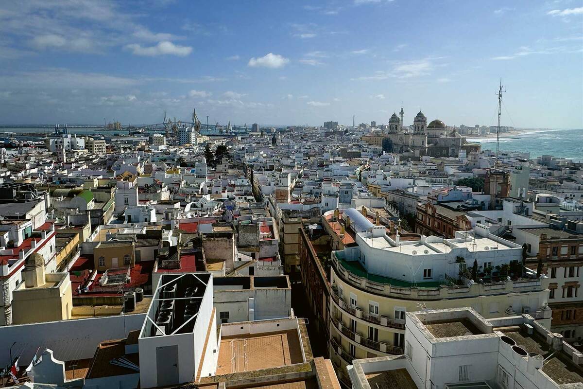Cadiz bietet strahlend weisse Sandstrände, wunderschöne andalusische Gebäude und eine bewundernswerte Altstadt.