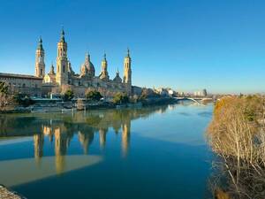 La basilique Notre-Dame-du-Pilier de Saragosse est impressionnante. Il s’agit de la plus grande et d'une des plus importantes églises baroques d'Espagne.